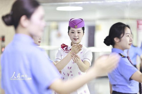 股速查 重庆：客运员开展服务礼仪培训 备战国庆假期